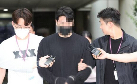 약물을 복용한 채 롤스로이스를 운전하다가 사고를 내 행인을 다치게 한 혐의를 받는 신모씨. 지난 11일 서울 서초구 서울중앙지방법원에서 구속 전 피의자 심문(영장실질심사)을 마친 뒤 이동하고 있다.  <연합뉴스 제공>